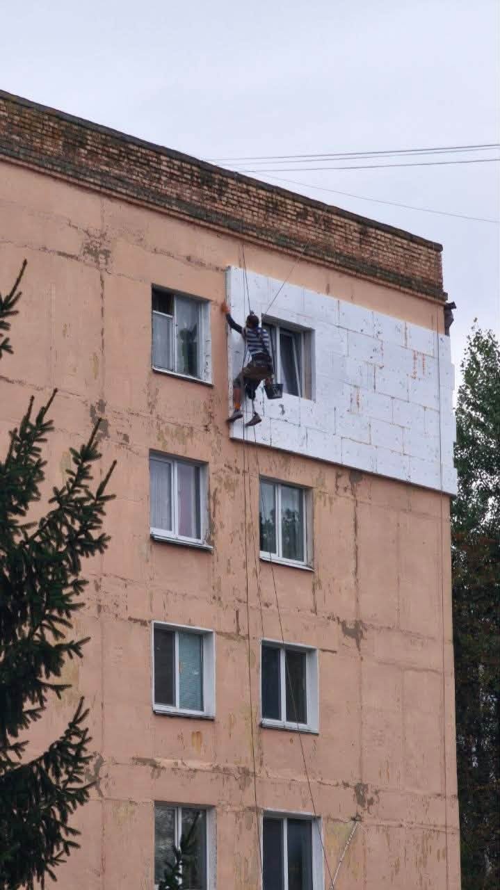 Чоловік з протезом утеплює фасад багатоповерхівки: фото з Василькова вразило мережу фото 1