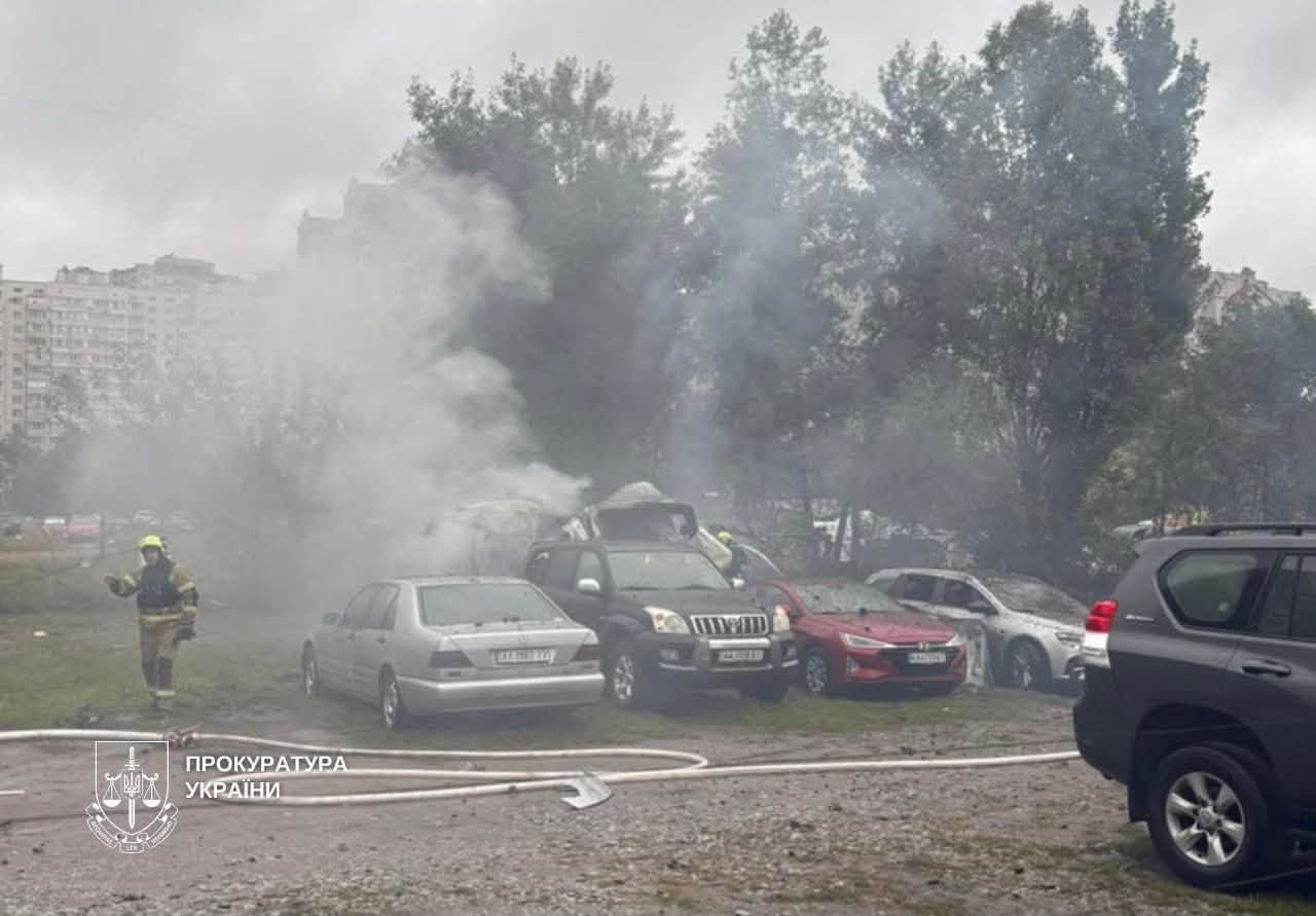 Згорілі автівки біля пологового