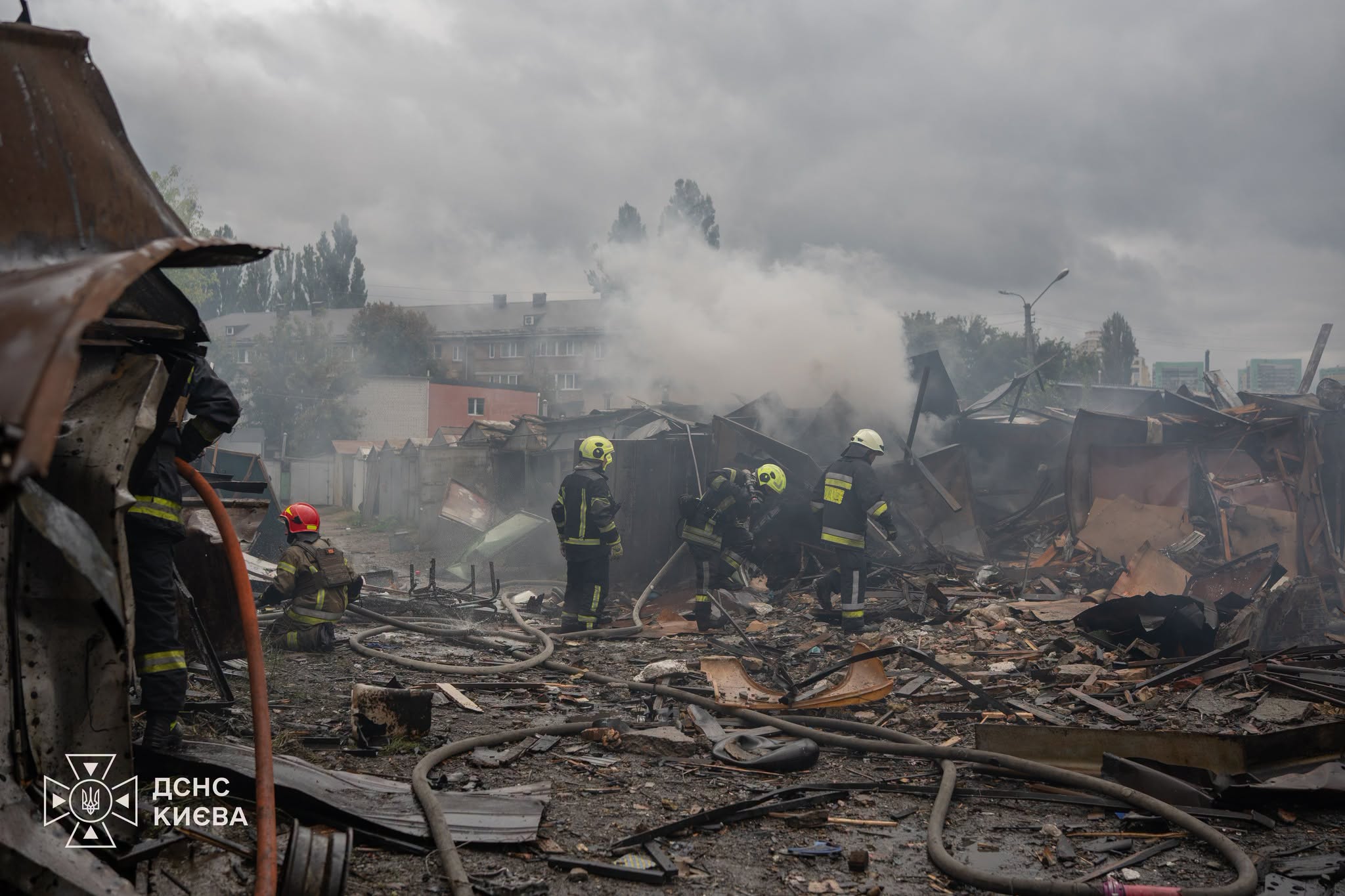 Палали авто та гаражі: рятувальники показали наслідки удару по столичній Оболоні (фото) фото 1