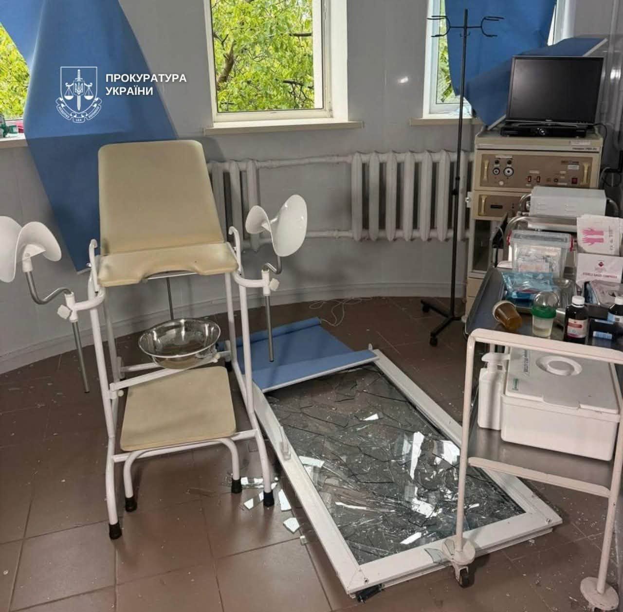Вікно вилетіло просто поряд з кріслом в оглядовому кабінеті