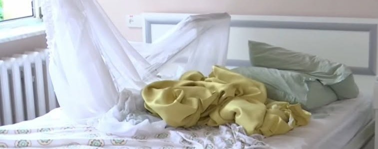 Ліжко, на якому перебувала вагітна жінка до пологів, було біля самого вікна, зараз воно засипане склом