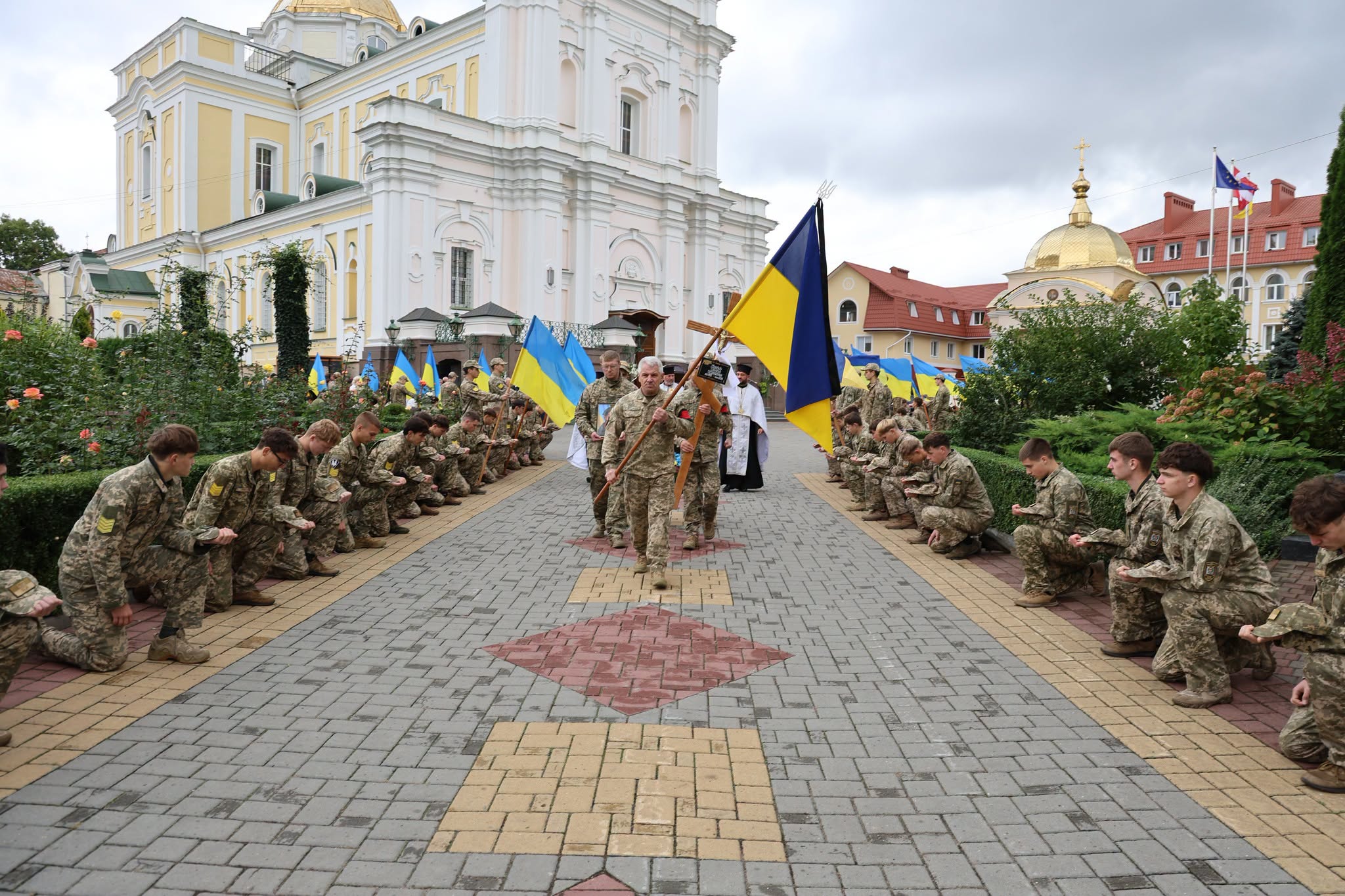 Траурна процесія біля кафедрального собору Святої Трійці, де відбувалося відспівування воїна