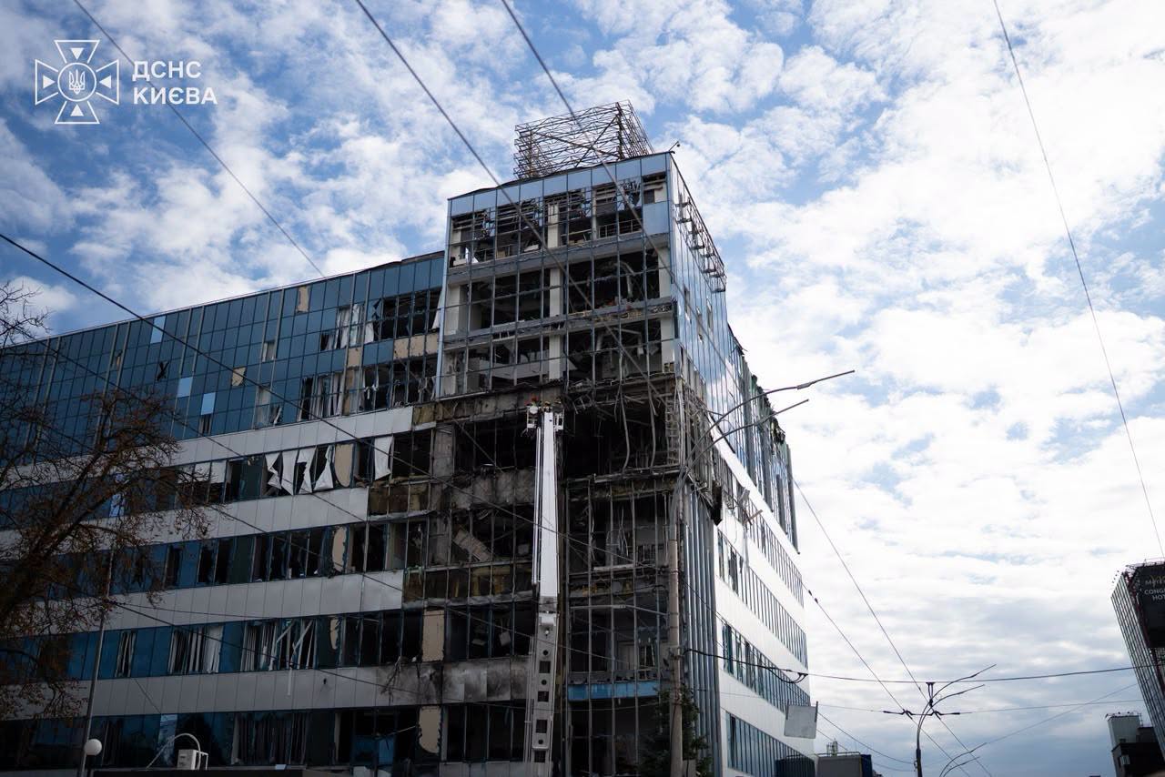 Офісна будівля у Соломʼянському районі після влучання дрона