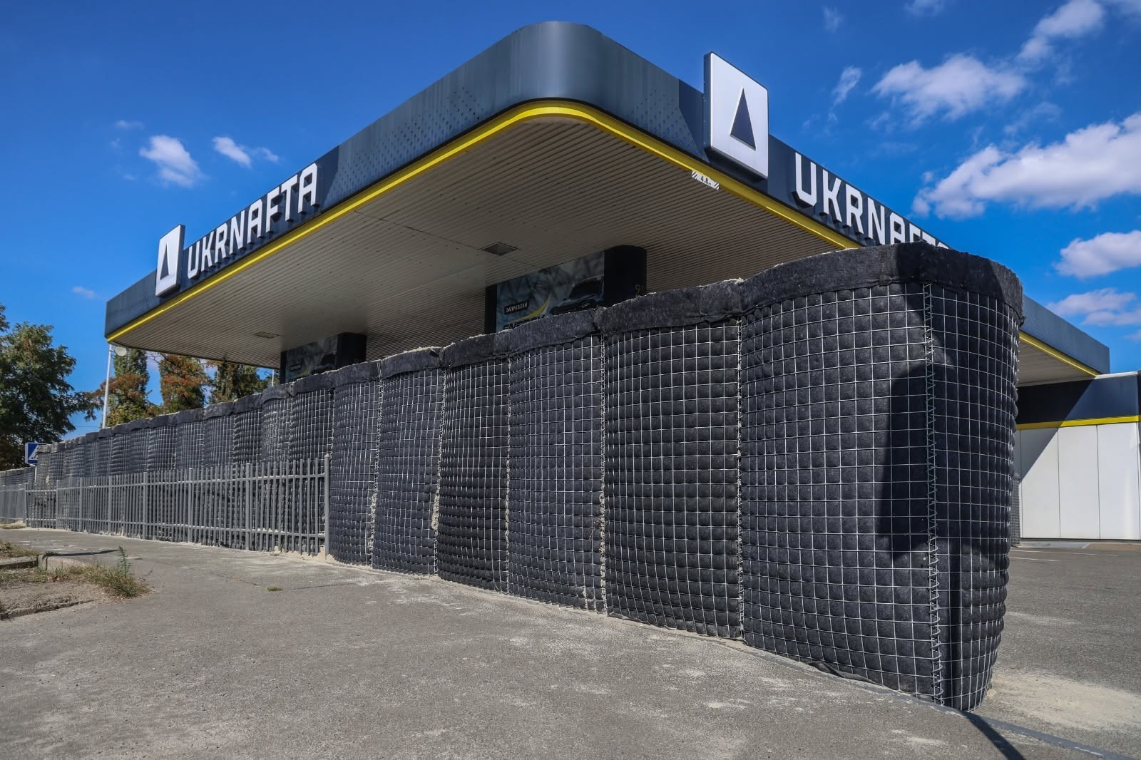 Столичні заправки отримали бетонні укриття після російських атак фото 1