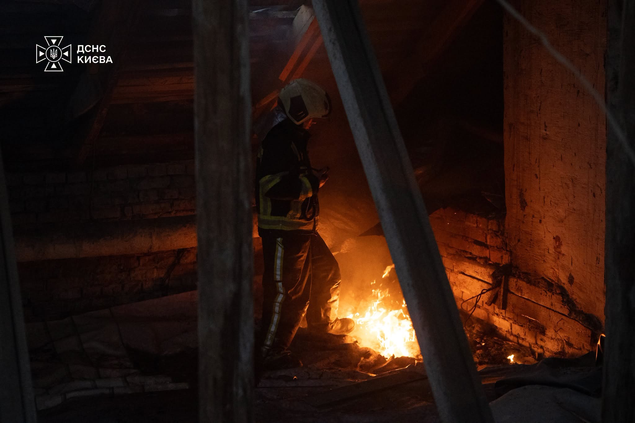 Рятувальники показали наслідки ранкової атаки на Київ (фото) фото 2