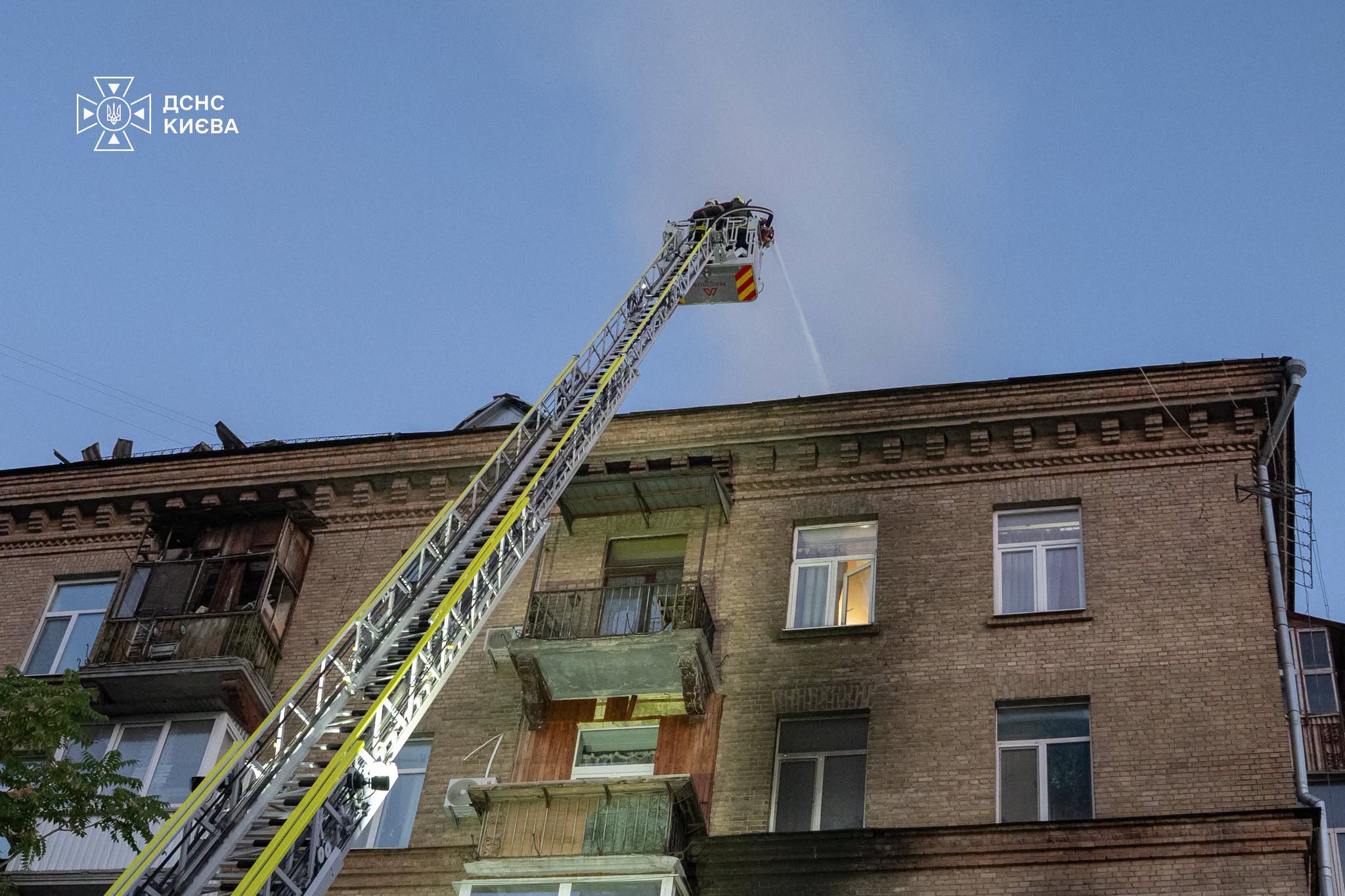Рятувальники гасять пожежу у шестиповерховці у Голосіївському районі