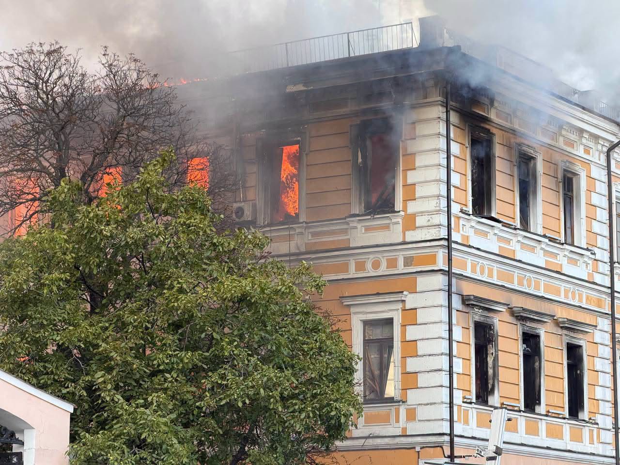 Охоплена вогнем будівля Національної академії наук України