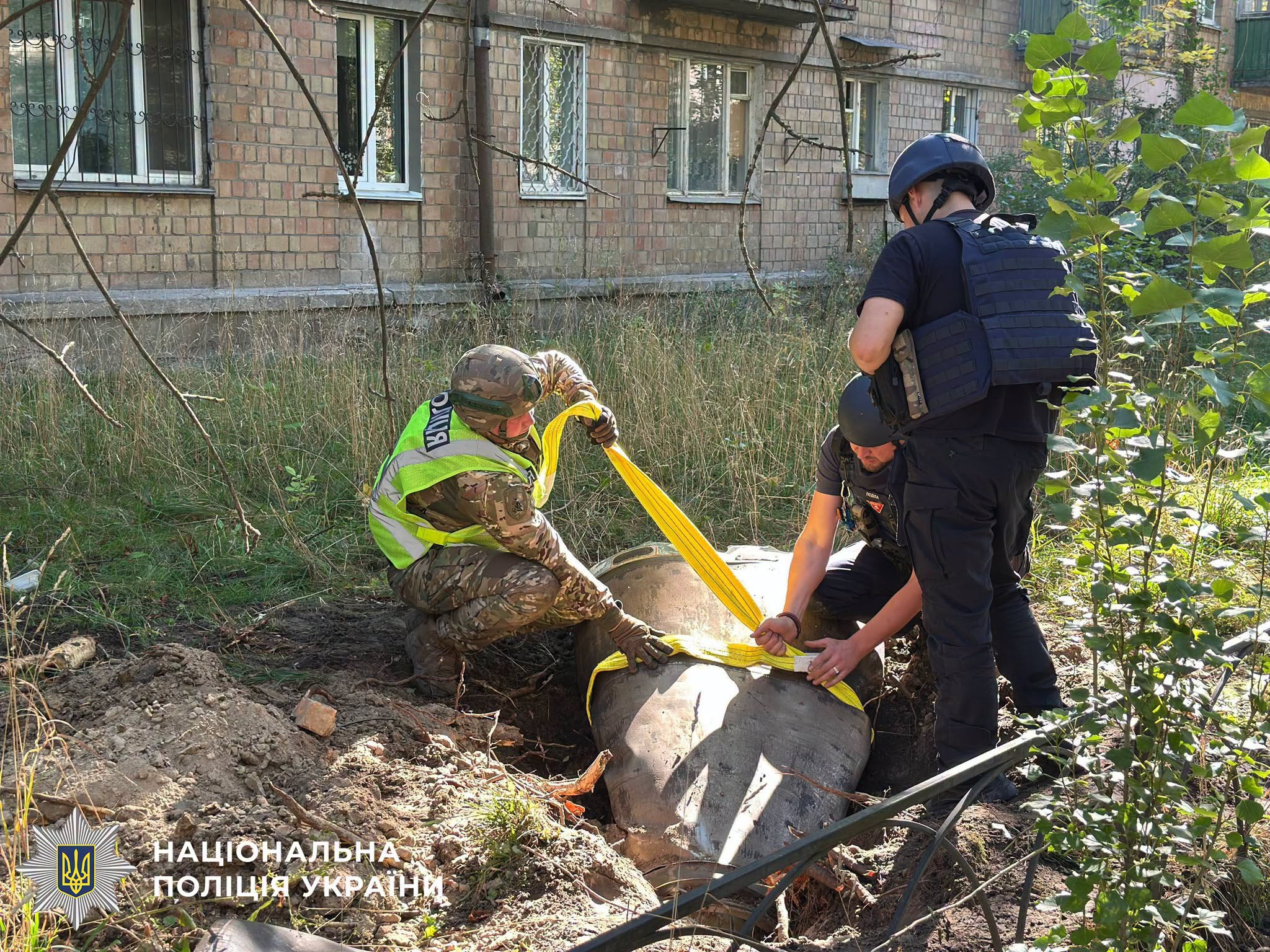 Вибухотехніки готують уламок ракети до безпечного транспортування