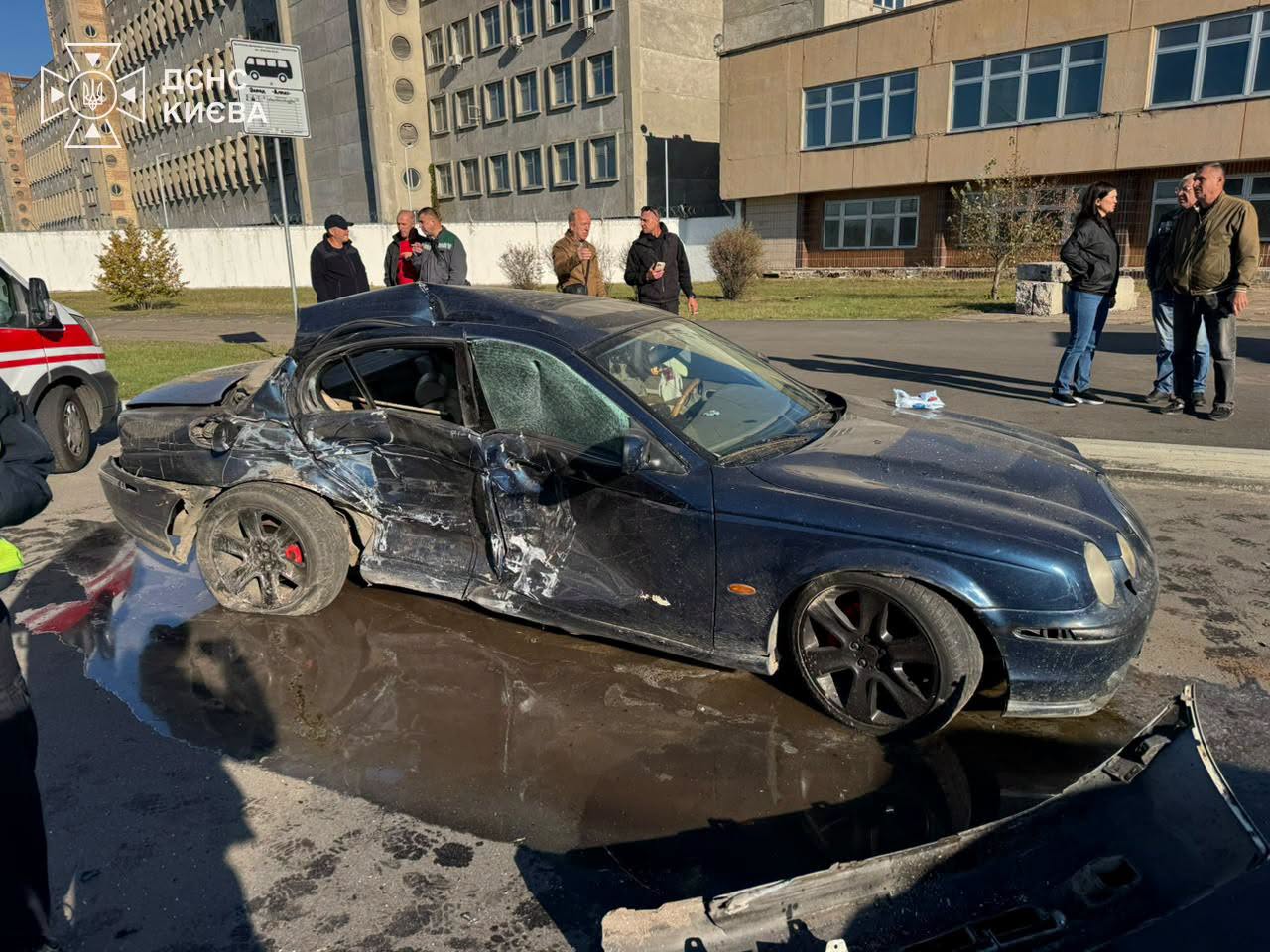 Водій Jaguar зазнав пошкоджень внаслідок аварії