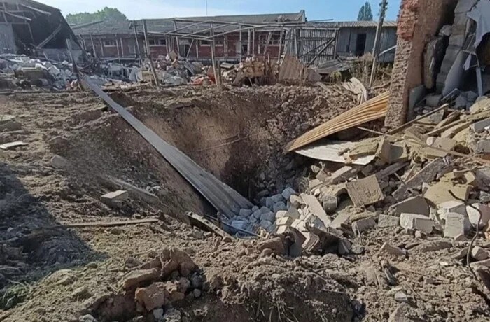 Удар по Солом’янському району столиці: на місці влучання утворилася вирва (відео)