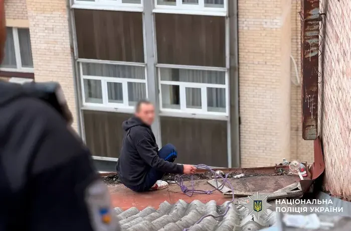 У столиці поліцейські врятували чоловіка, який хотів стрибнути з даху п’ятиповерхівки