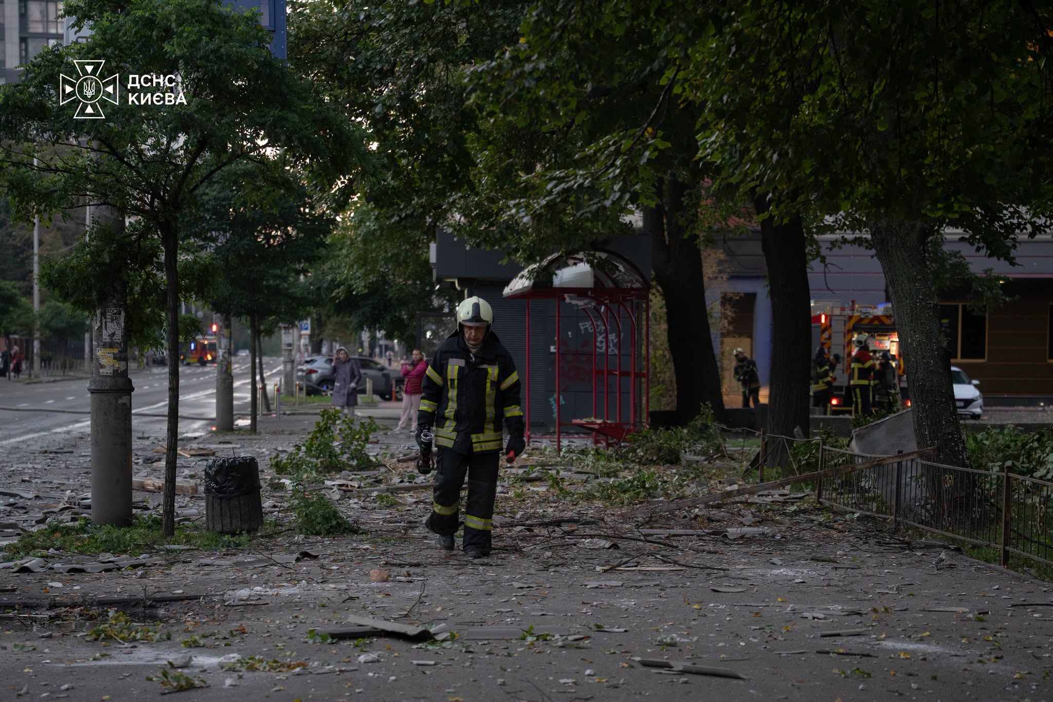 Рятувальники показали наслідки ранкової атаки на Київ (фото) фото 1