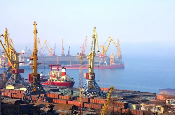 Блокада портів робить експорт збитковим: аграрії та металурги звернулися до Корецького