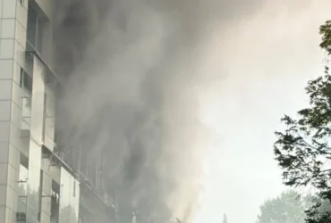 Окупанти вдарили по центру Дніпра: спалахнула пожежа