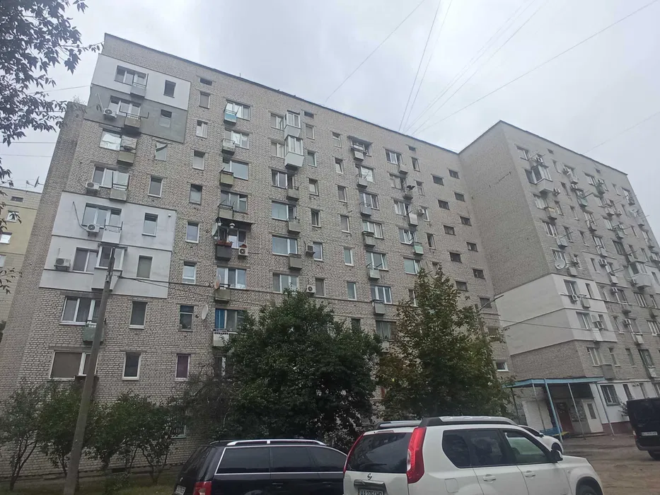 Квартира знаходиться у будинку за адресою: вулиця Дністерська (колишня Двінська), 1