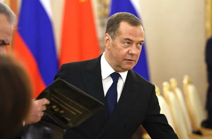 Медведєв пояснив, чому Росія може припинити своє існування