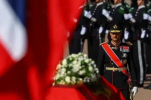 Десятки тисяч людей вийшли на вулиці Осло заради прощання з королем Гаральдом (фото)