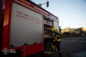 У Солом’янському районі Києва уламки дрона влучили в офісну будівлю, є постраждалі