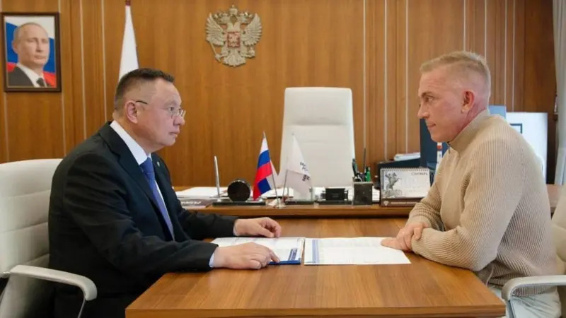 «Трансстройінвесту» часто дістаються державні будівельні підряди. У 2025 році очільник Мінбуду Ірек Файзуллін (ліворуч) обговорював перебіг реконструкції дитячого табору «Артек» вартістю понад 28 млрд рублів із бенефіціаром ГК ТСІ Олексієм Фоменком (праворуч)