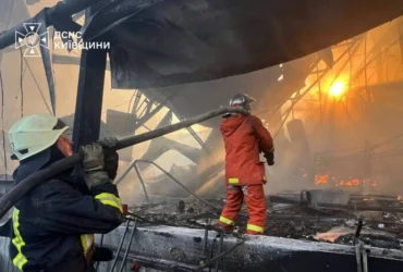 Після атаки дронів у Святошинському районі Києва спалахнула пожежа