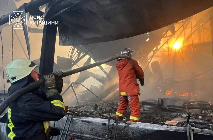 Після атаки дронів у Святошинському районі Києва спалахнула пожежа