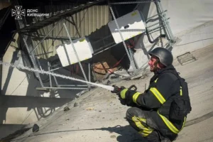 Внаслідок ранкової атаки РФ на Київщину загинула людина, є поранені