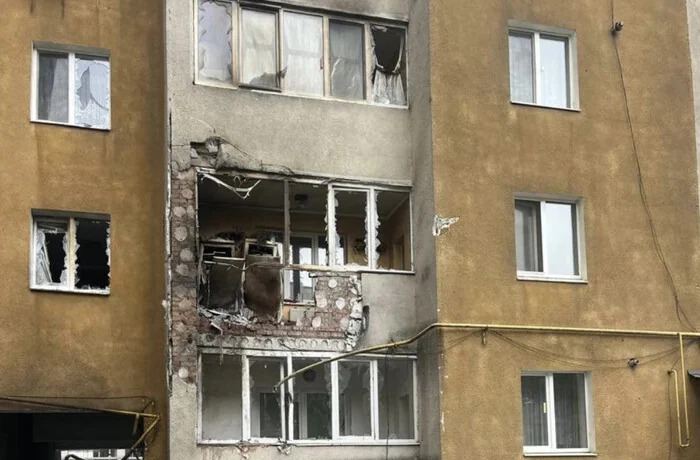Російський удар пошкодив житловий будинок у Хмельницькому