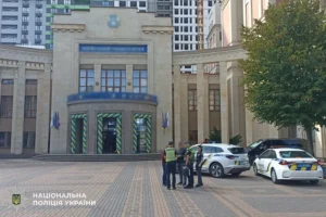 У Києві один з університетів проводив посвяту студентів під час дронової атаки (відео)