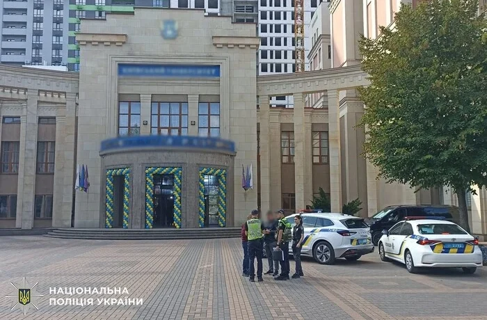 У Києві один з університетів проводив посвяту студентів під час дронової атаки (відео)
