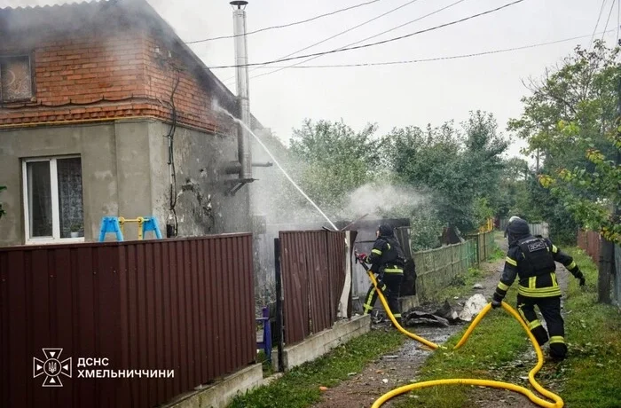Російська атака спричинила пожежі на Хмельниччині