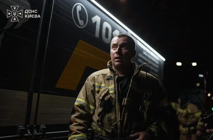 У Києві пролунали вибухи: дрон влучив в офісну будівлю