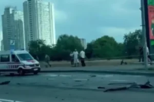 Уламки російського дрона впали на дорогу в Дарницькому районі