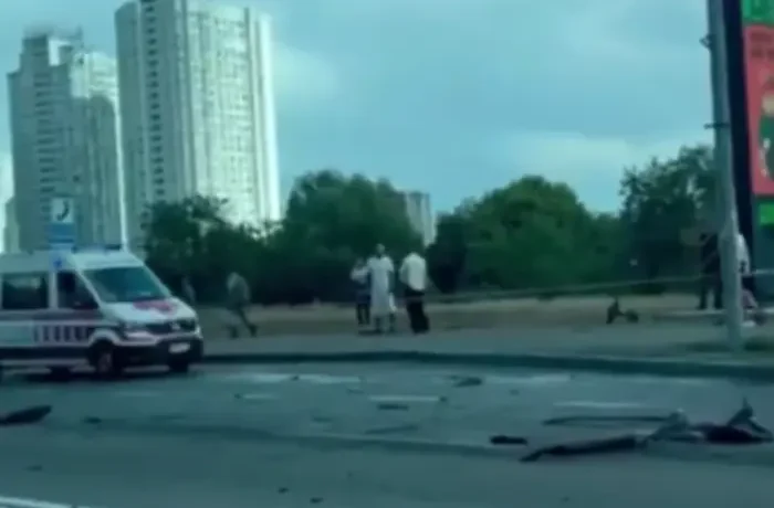 Уламки російського дрона впали на дорогу в Дарницькому районі