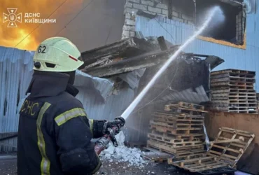 Ранкова атака на Київщину: у Бучанському районі палають склади, двоє поранених