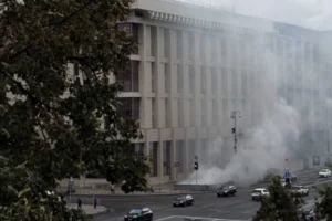 Під час зустрічі Зеленського з посланцями Трампа у центрі Києва сталася пожежа