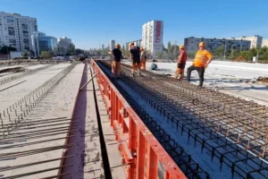 Ремонт шляхопроводу біля метро «Чернігівська»: забетоновано першу частину мосту (відео)