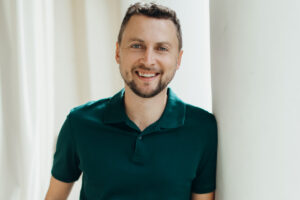 Артем Бородатюк, Netpeak і Мінцифри: розслідування про контракти, вплив і суперечливі зв’язки