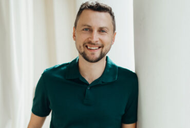 Артем Бородатюк, Netpeak і Мінцифри: розслідування про контракти, вплив і суперечливі зв’язки
