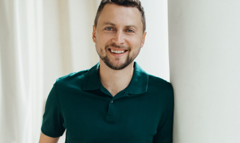 Артем Бородатюк, Netpeak і Мінцифри: розслідування про контракти, вплив і суперечливі зв’язки