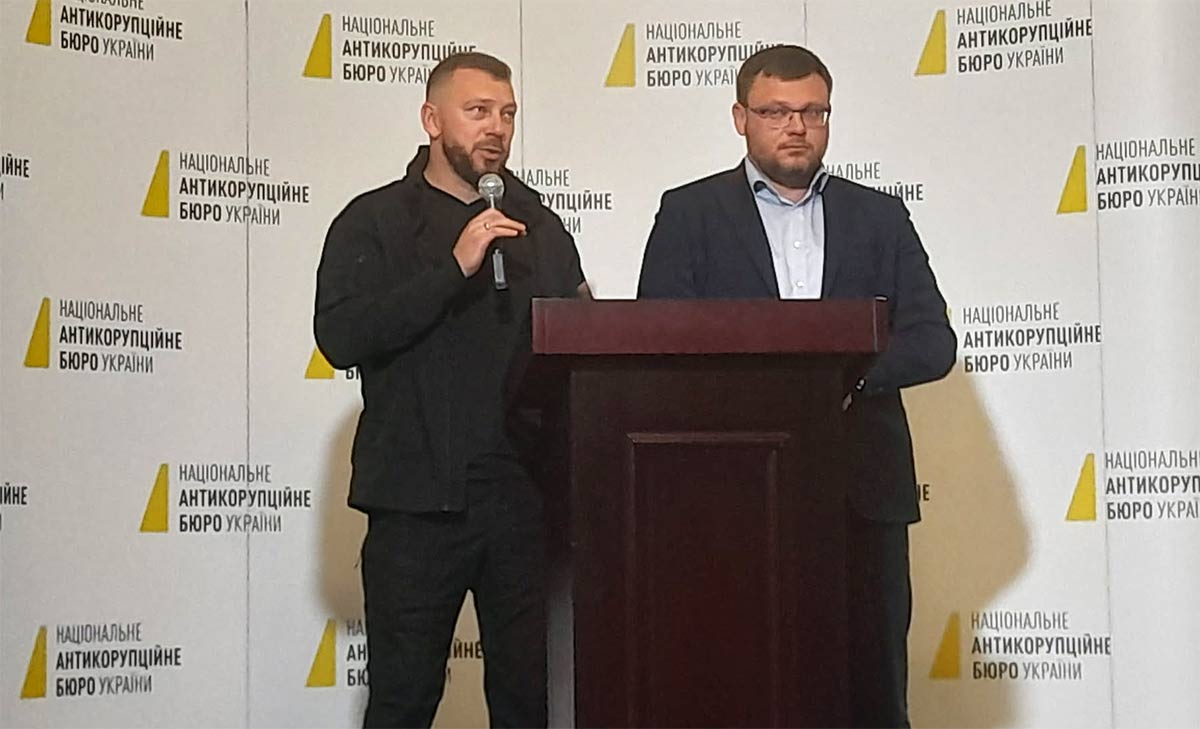 Керівник САП і директор НАБУ пов’язали бурхливу поведінку Руслана Кравченка з операцією  «Карфаген», де серед підозрюваних – ексзаступник керівника Департаменту міжнародного співробітництва Офісу генпрокурора Сергій Кропива