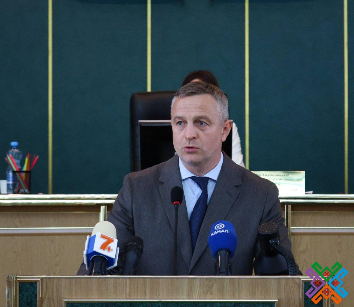 Прокурор Антон Ковальський звітує перед депутатами Хмельницької обласної ради 9 вересня 2026 року