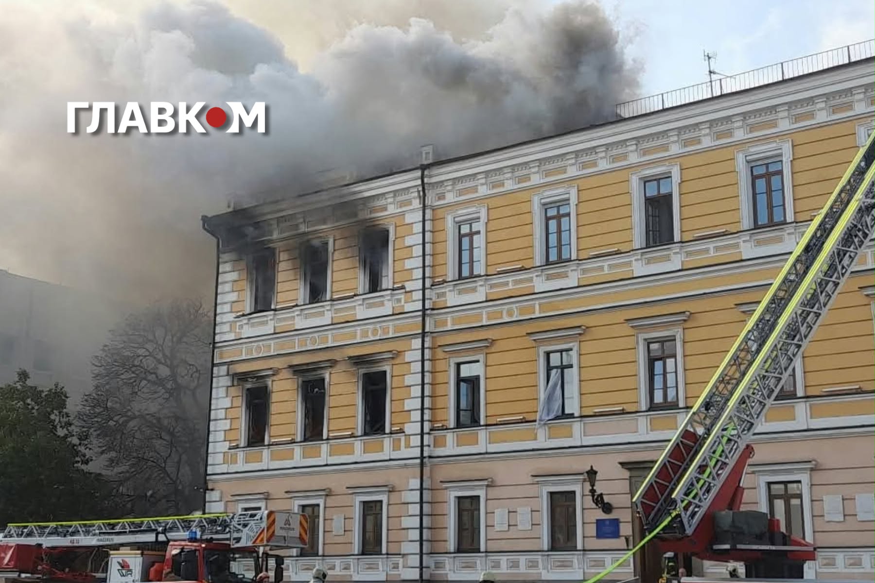 Дрон влучив у Академію наук України в центрі Києва, всередині будівлі залишаються люди (відео) фото 1