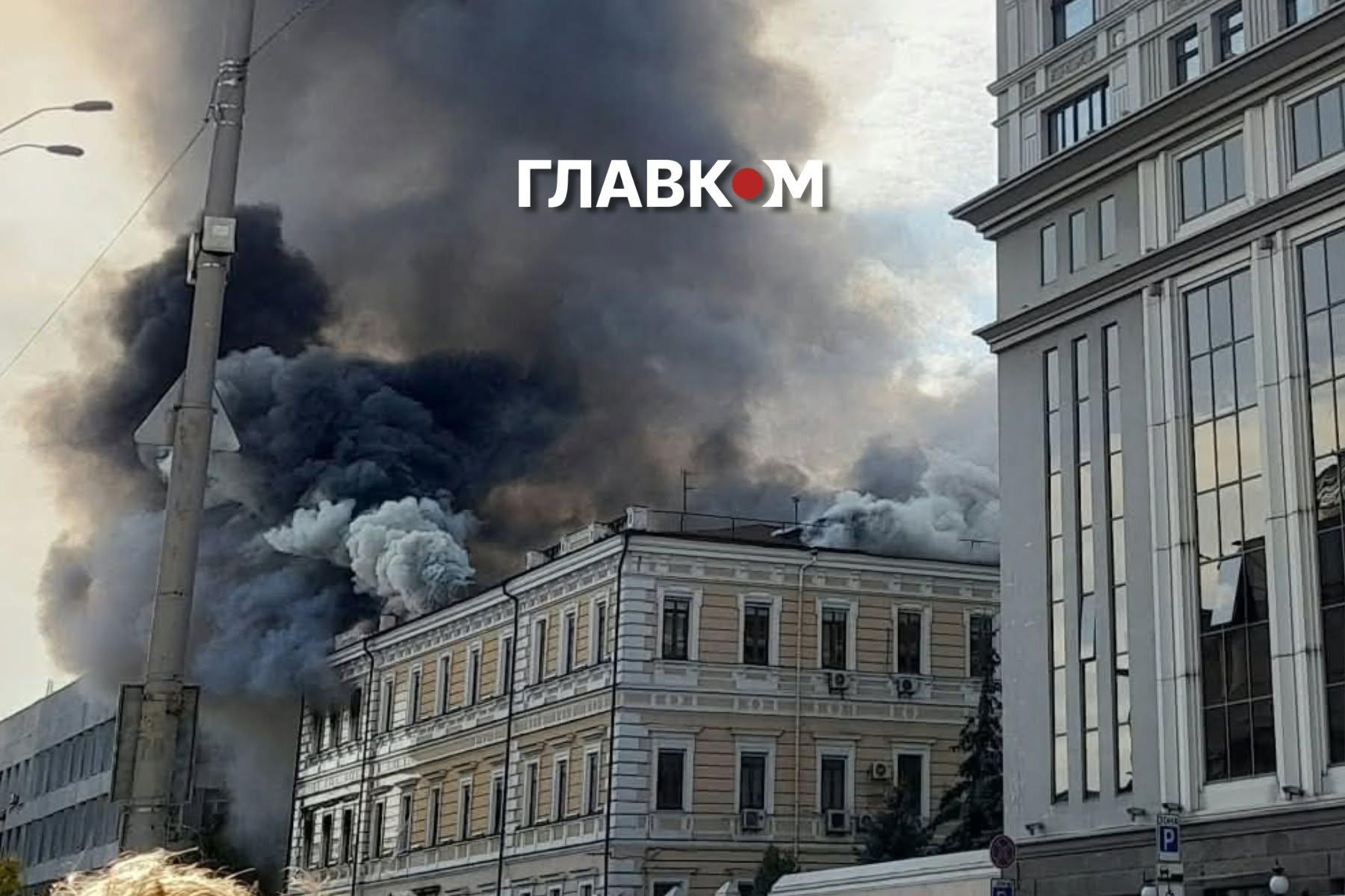 Над місцем влучання підіймається стовп чорного диму