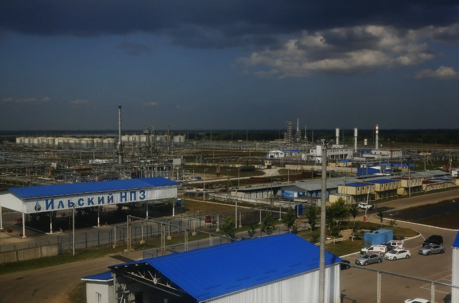 На Кубані вкотре запалав нафтозавод, що живить армію РФ фото 1