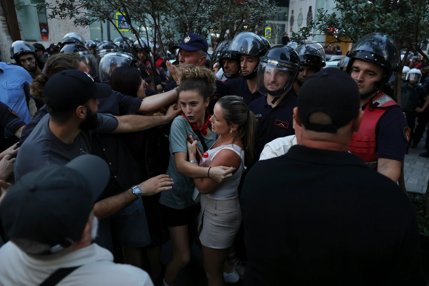 В Албанії спалахнули протести через проєкт зятя Трампа фото 1