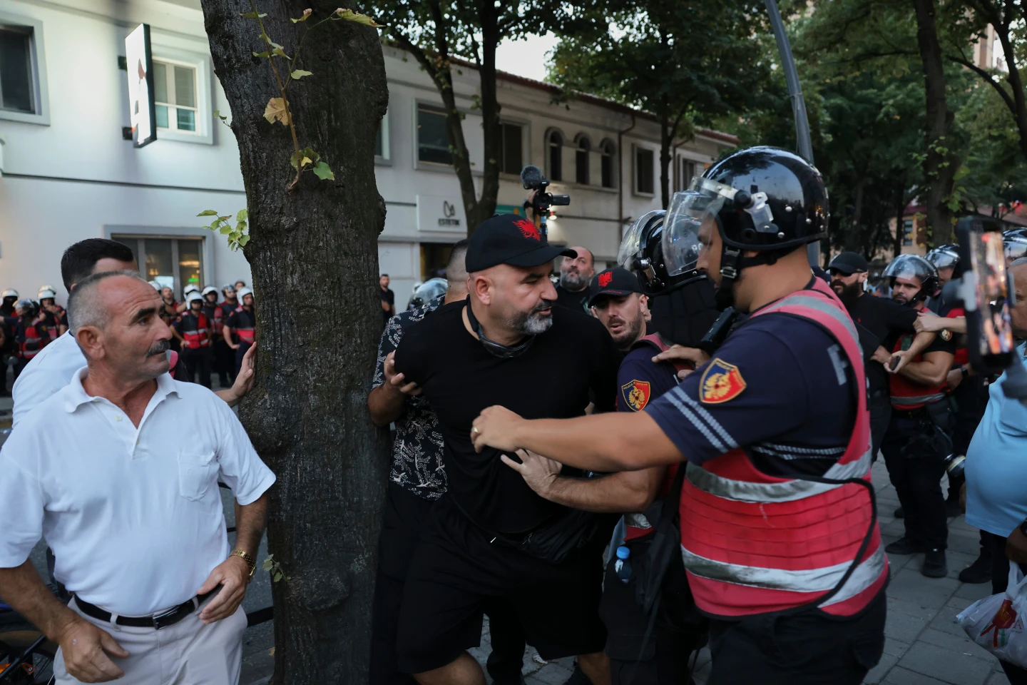В Албанії спалахнули протести через проєкт зятя Трампа фото 4