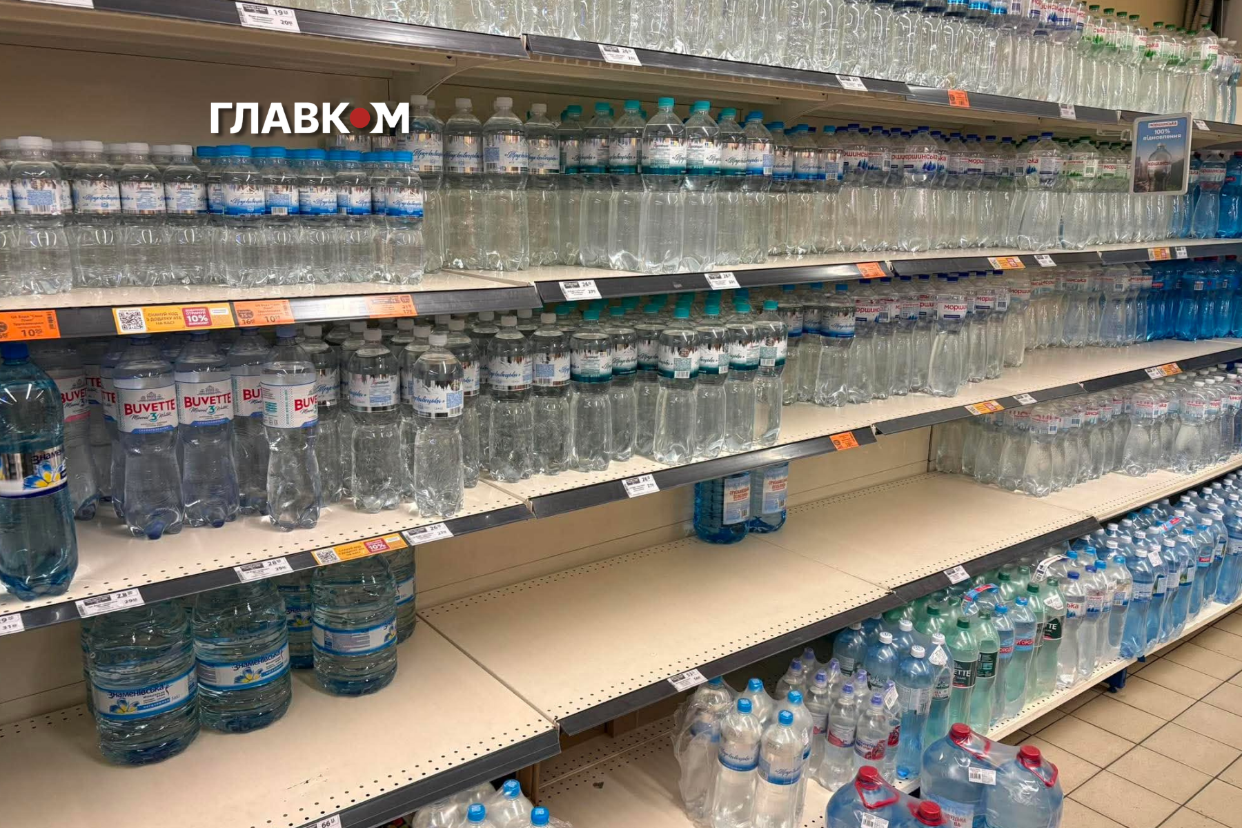 П'ятилітрові пляшки питної води практично розкупили, тоді як вода меншого об'єму залишилася