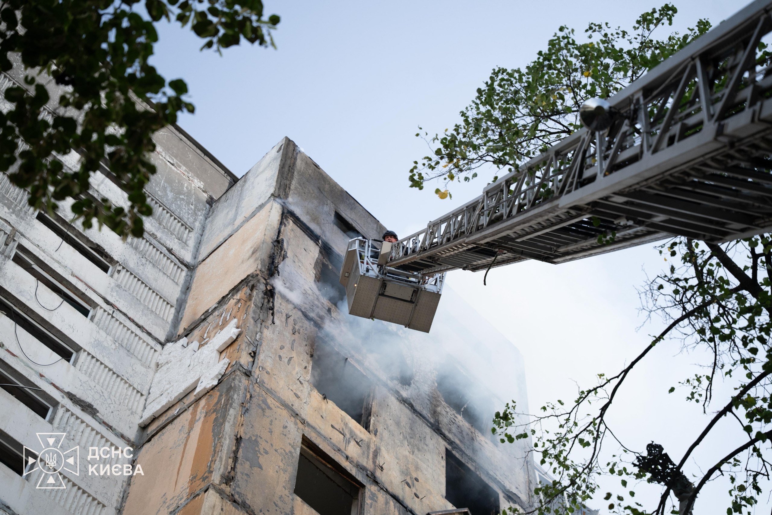 Рятувальники показали наслідки удару по багатоповерхівці в Києві фото 1