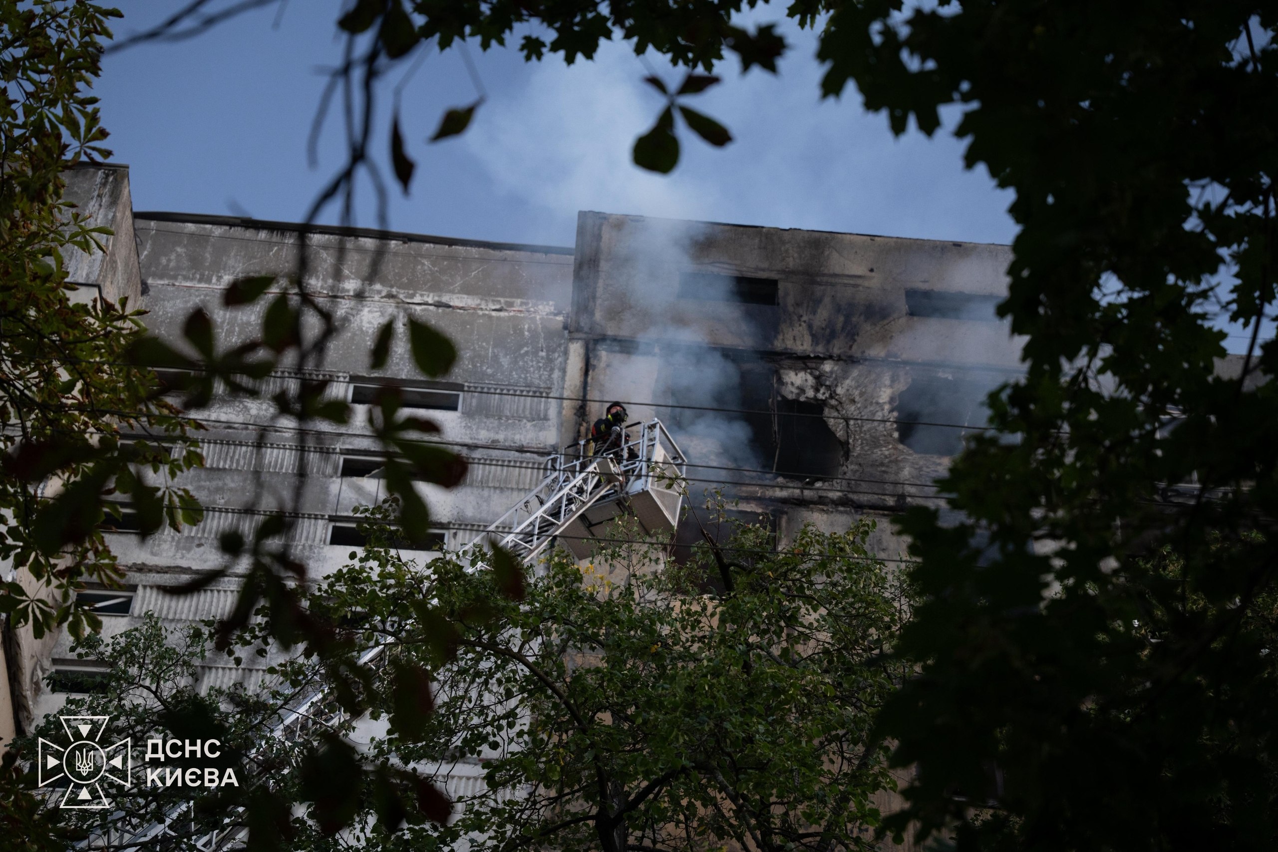 Рятувальники показали наслідки удару по багатоповерхівці в Києві фото 4