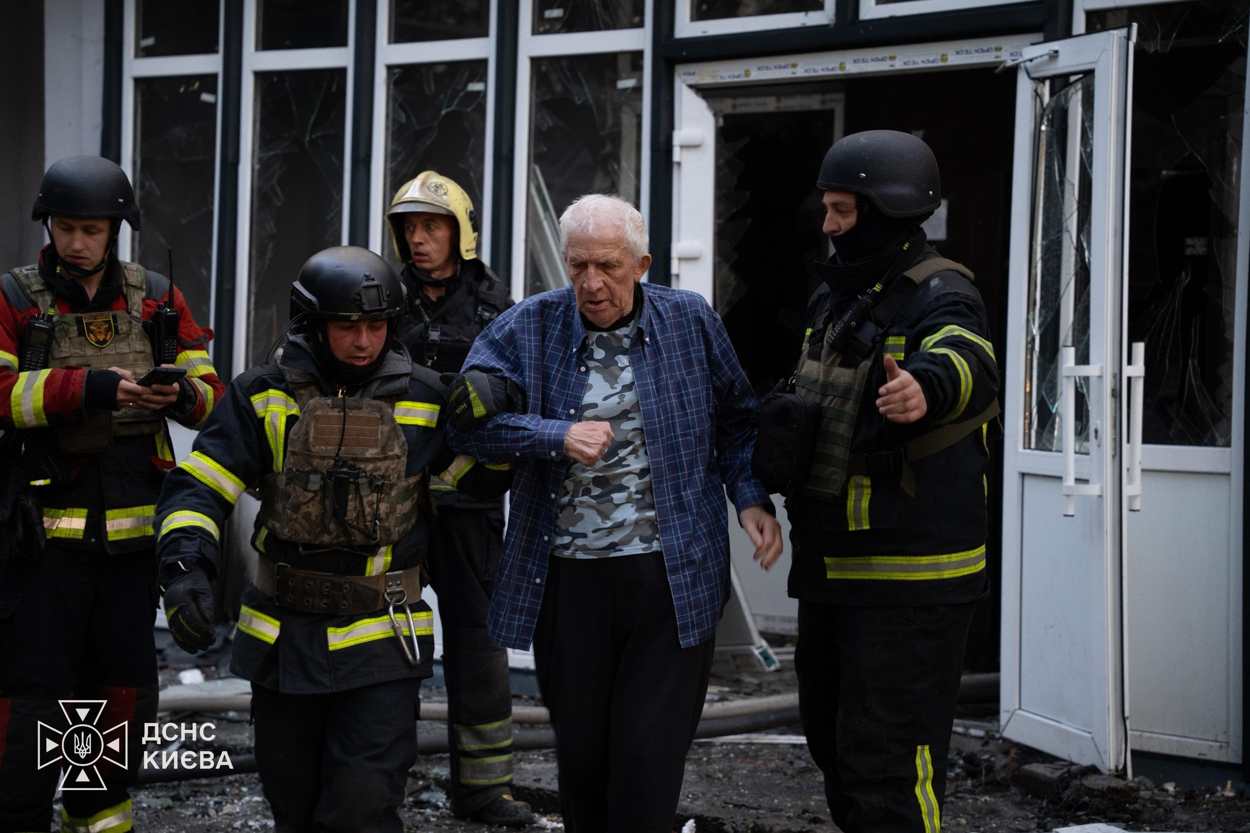 Рятувальники показали наслідки удару по багатоповерхівці в Києві фото 2